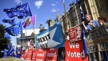 Протестиращи "за" и "против" Brexit пред британския парламент.