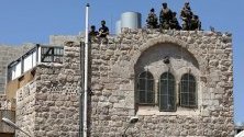Израелски патрул край джамията Ибрахими в Хеброн, на Западния бряг. Мерките за сигурност са засилени в Стария храд на Хеброн заради визита на премиера на Израел Бенямин Нетаняху.