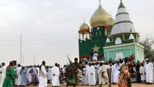 Дервиш-суфист участва в ритуал край джамия в Омдурман, Судан. Всеки петък суданци участват в ритуал на въртящите се дервиши - мюсюлмани, следващи философията на суфизма.