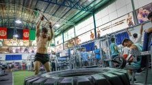 Млади афганистанци тренират бодибилдинг в Кабул. ТОзи спорт е дългогодишна традиция в Афганистан и все повече млади мъже го спортуват, особено след падането на талибанския режим.