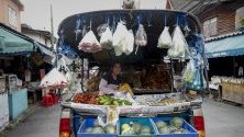 Продавачка на плодове и зеленчуци от камионче в Банкок, Тайланд. 
