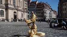 Живи статуи на площад &quot;Ноймаркт&quot; в Дрезден, Германия.