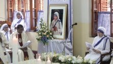 Служба в памет на 22-рата годишнина от смъртта на Майка Тереза в Mother House of the Missionaries of Charity в Калкута, Индия.