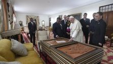 Папа Франциск по време на срещата си с президента на Мозамик Филипе Нюси. Светият отец е на обиколка на три африкански държави.