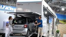 Автомобил Smart, паркиран в кемпер Vario по време на къмпинг изложението Caravan Salon в Дюселдорф, Германия.