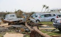 Мъж паркира колата си в кухнята, за да я предпази от урагана Дориан