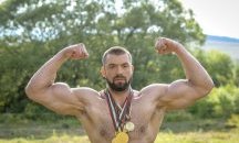 Малтретиран от бавачки културист се бори за място във „Фермата“