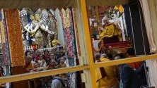 Далай Лама изнася лекция в будисткия храм Цуглагханг край град Дарамсала, Индия.