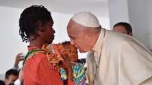Папа Франциск целува дете по време на посещението си в болница в Мапуто, Мозамбик. Светият отец е на обиколка на Мозамбик, Мадагаскар и Мавриций.