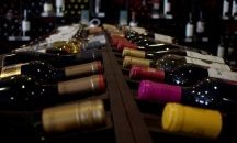 Червено вино потече от чешмите в италианско село