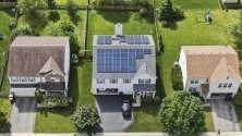 Слънчеви панели върху покривите на частни къщи в Раунд Лейк Хайтс, Илинойс. Районът участва в сътрудничество за устойчива енергия между 127 общности в района на Чикаго, в които живеят над 6 милиона души.