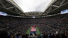 Гигантски американски флаг се развява над корта преди последния мач на мъжете на четиринадесетия ден от US Open Tennis Championships.