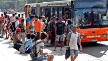 Опашка от хора за автобус в Хавана, Куба. Понастоящем Куба изпитва недостиг на гориво в цялата страна поради санкциите, прилагани към основния й доставчик, Венецуела.