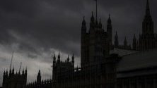 Тъмни облаци над парламента в Лондон, Великобритания.