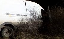 Пожарникари вадиха шофьор, забил се с бус в дърво