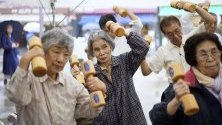Възрастни японци правят физически упражнения по време на Деня на уважението към възрастните. Данните показват, че 35,88 милиона души в Япония са на възраст над 65 години, което е 28,4% от населението.