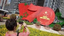 Инсталация в Пекин по повод 70-тата годишнина от основаването на Китайската народна република. Страната ще отбележи годишнината на 1 октомври с голям военен парад.
