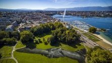 Гигантска биоразградима картина, дело на твореца Saype, се появи в Женева. Тя се простира на 5000 кв/м и е дълга 165 м и 30 м широка.
