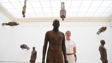 Британският скулптор Антъни Гормли позира до инсталация от 24 фигури, наречена &quot;Изгубен хоризонт I&quot; в Кралската академия на изкуствата в Лондон. Изложбата събира ключови негови творби, излагани през последните десет години.