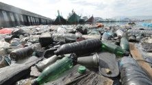 Пластмасови боклуци плуват в рибарско пристанище в Лам Пуло, Банда Ачех, Индонезия. Страната е вторият по големина производител на пластмасови отпадъци в света - приблизително 200 000 тона се изливат чрез реките в океана.