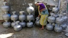 Жена събира питейна вода от външна чешма в Дака, Бангладеш. 57% от водата в града е замърсена, показват данните на властите.