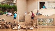 Хора почистват дома си след проливните дъждове и наводнения в Мурсия, Испания. Мурсия и Валенсия бяха пометени от феномена gota fria, характерен за Испания. 6 души загинаха.