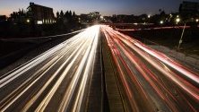 Пътно движение по магистрала в Лос Анджелис. Очаква се Тръмп да изтегли закон от 60-те, който дава право на Калифорния да налага по-големи ограничения на вредните емисии, отколкото изисква правителството.