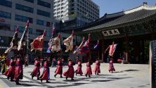 Кралски гвардейци по време на смяна на караула пред двореца Токсугун в Сеул, Южна Корея.