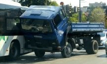 Камион и автобус на градския транспорт се удариха в София
