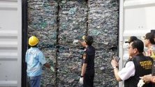 Индонезийски митничари показват контейнер с пластмасови отпадъци на международния терминал в Джакарта. Властите върнаха 8 контейнера на Австралия, тъй като не отговарят на договорените параметри.