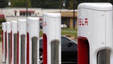 Паркинг, снабден със зарядни станции за автомобили Tesla в Сълфър Спрингс, Тексас.