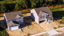Строеж на еднофамилни жилища в МакХенри, Илинойс, САЩ. Данните показват най-високият скок в покупките на жилища от юни 2007 г., заради ниските лихви на заемите.