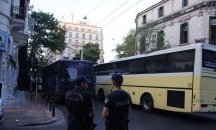 Прочистват от мигранти сграда в центъра на Атина