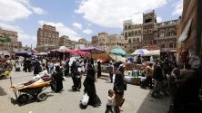 Йеменци из пазара в стария квартал в Сана. Йемен е погълнат от въоръжен конфликт между бунтовниците хути и правителствените части от над четири години.