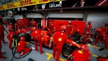 Механици на Ferrari по време на тренировка в Marina Bay Circuit преди Формула 1 в Сингапур на 22 септември.