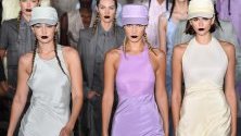 Моделите Джиджи Хадид, Бела Хадид и Кая Гърбър представят облекла на Макс Мара по време на Седмицата на модата в Милано.