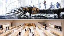 Посетителия в обновения магазин на Apple на "Пето авеню" в Ню Йорк. Откриването става в момент на продажба на нови продукти като iPhone 11 и часовници Series 5 Apple.