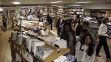 Изложени книги на борда на кораба Logos Hope - най-голямата плуваща книжарница в света, която се намира в момента в Рио де Жанейро, Бразилия.