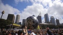 Протестиращи подхвърлят гигантско земно кълбо в Сидни, Австралия. Хиляди ученици от цял свят излизат днес на климатична стачка по призив на Грета Тунберг. 