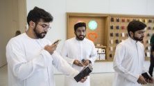 Клиент снима новия си iPhone 11 в магазин на Apple в Дубай, ОАЕ.