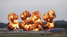 Пиротехническа симулация по време на открита демонстрация на американските части в авиобаза Осан в Южна Корея.