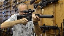 Продавач демонстрира Колт AR-15 в магазин в Атланта, Джорджия. &quot;Колт&quot; обяви, че прекратява производството на полуавтоматичните AR-15.