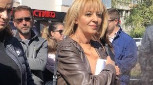 Манолова слага в плик името на фирма, която ще спечели обществена поръчка