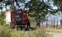 Пожарникари спасиха от пламъци овощна градина и къща край Кюстендил