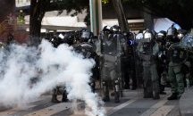 Полицията в Хонконг използва сълзотворен газ срещу протестиращи