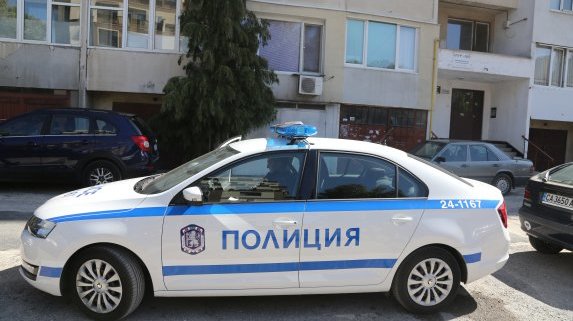 Полиция денонощно чака гълтач на дрога в Благоевград да я изхвърли