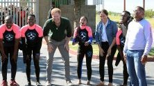Принц Хари и съпругата му Меган се срещат със сърф инструктори по време на визитата си на организацията &quot;Waves for Change&quot; в Кейптаун, Южна Африка.