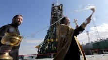 Свещеник благославя ракетната площадка на &quot;Союз&quot; на космодрума Байконур в Казахстан. Изстелването на следващата мисия е предвидено за 25 септември. На борда ще бъде първият астронавт от ОАЕ.