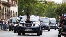 Полицейско куче върху полицейска кола по време на репетиции за парада на Националнатаполиция в Логроно, Испания.