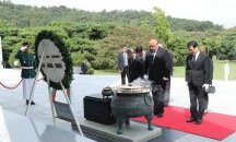 Борисов положи венец пред мемориалната кула на Националното гробище в Сеул